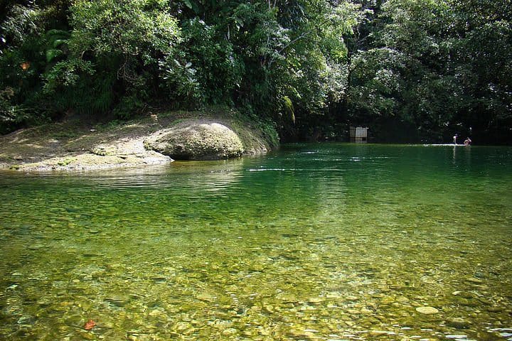 Río de agua cristalina en San Cipriano Valle del Cauca - naturaleza Colombia